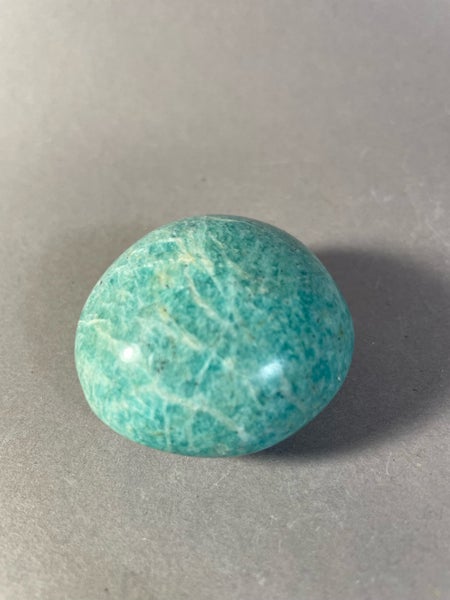 Amatsoniitti 100 g / 4,8 cm k&auml;mmenkivi yksitt&auml;iskappale