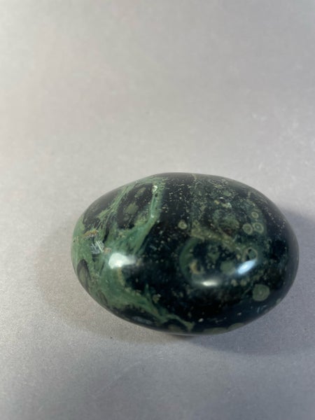 Kambaba (T&auml;htigalaxi jaspis)k&auml;mmenkivi 107 g