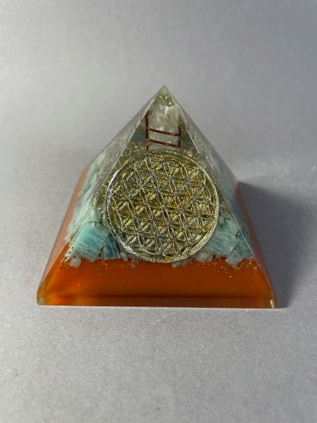 Orgoniitti pyramidi -  El&auml;m&auml;n kukka (Amatsoniitti)