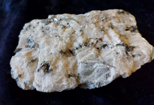 Sateenkaari kuukivi www.aurinkorumpu.fi