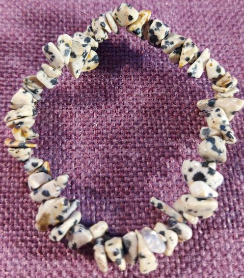 Dalmatian jaspis rannekoru www.aurinkorumpu.fi