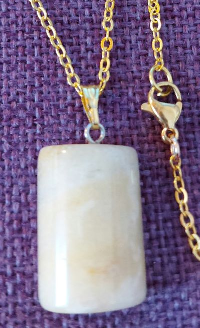 Keltainen akaatti kaulakoru www.aurinkorumpu.fi