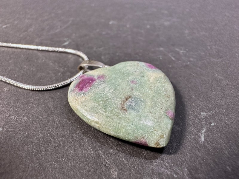 Rubiini-Fuksiitti - Aurinkorumpu