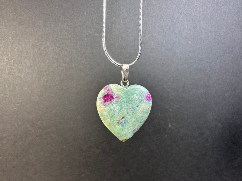 Rubiini-Fuksiitti Syd&auml;nriipus hopeanv&auml;risell&auml; ketjulla