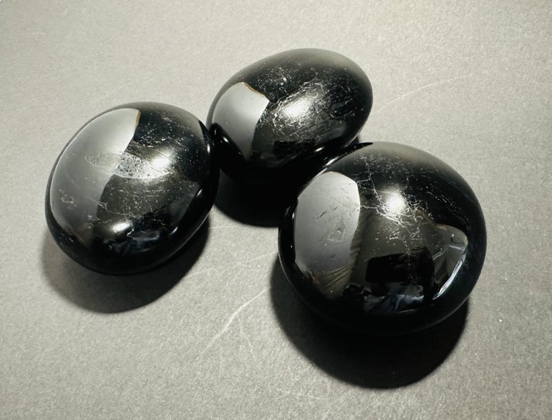 Turmaliini Musta k&auml;mmenkivi Aurinkorumpu